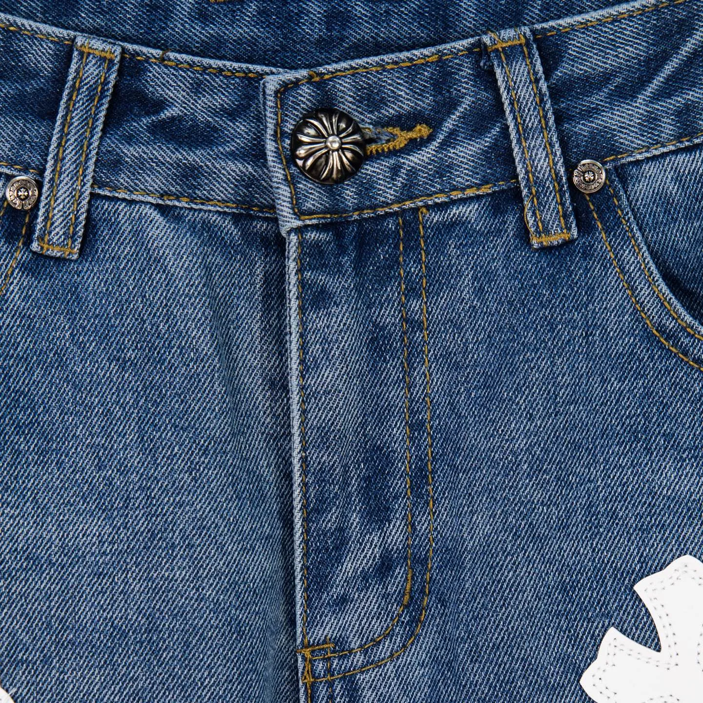 P210 Chrome Hearts jeans, blue and white leather. As we all know, chromehearts jeans use vintage Levis jeans as the base for creation. They usually add their own unique silver buckles and silver ornaments, plus leather embellishments. This is what doubles the value of these vintage jeans. Because the base is vintage jeans, the jeans themselves have become very soft and comfortable after years of baptism. This can be distinguished from ordinary jeans. Regarding the size, you should also refer to the pants data. Style number: 1780# Size: 28 30 32 34 36